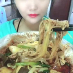 小姐姐吃汤底视频,小姐姐挑战美味汤底大比拼