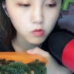 小姐姐模仿韩国人吃蜂蜜,小姐姐趣味模仿韩国人蜂蜜吃法